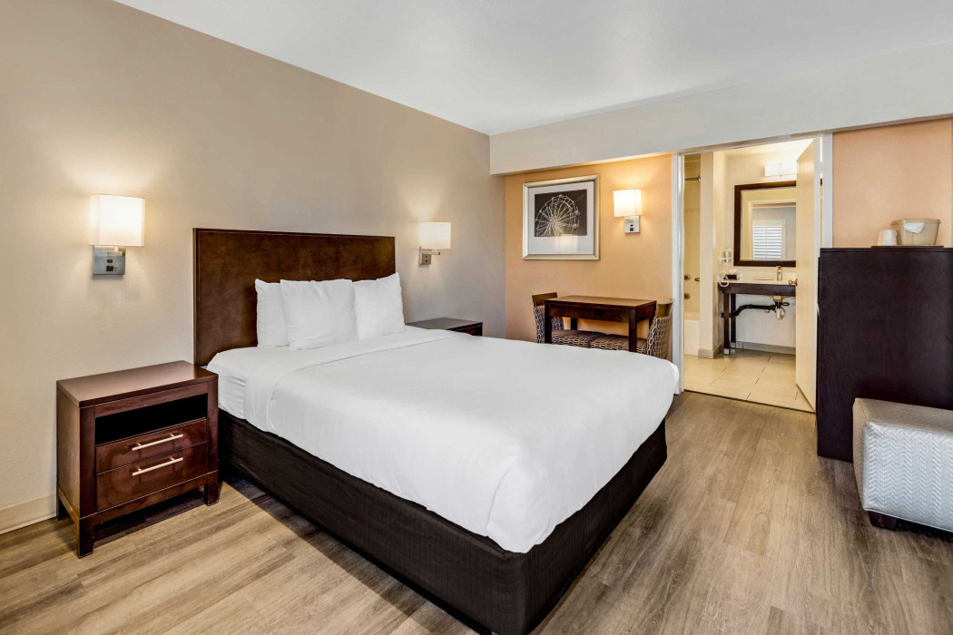 1 King Bed Suite - Non Smoking