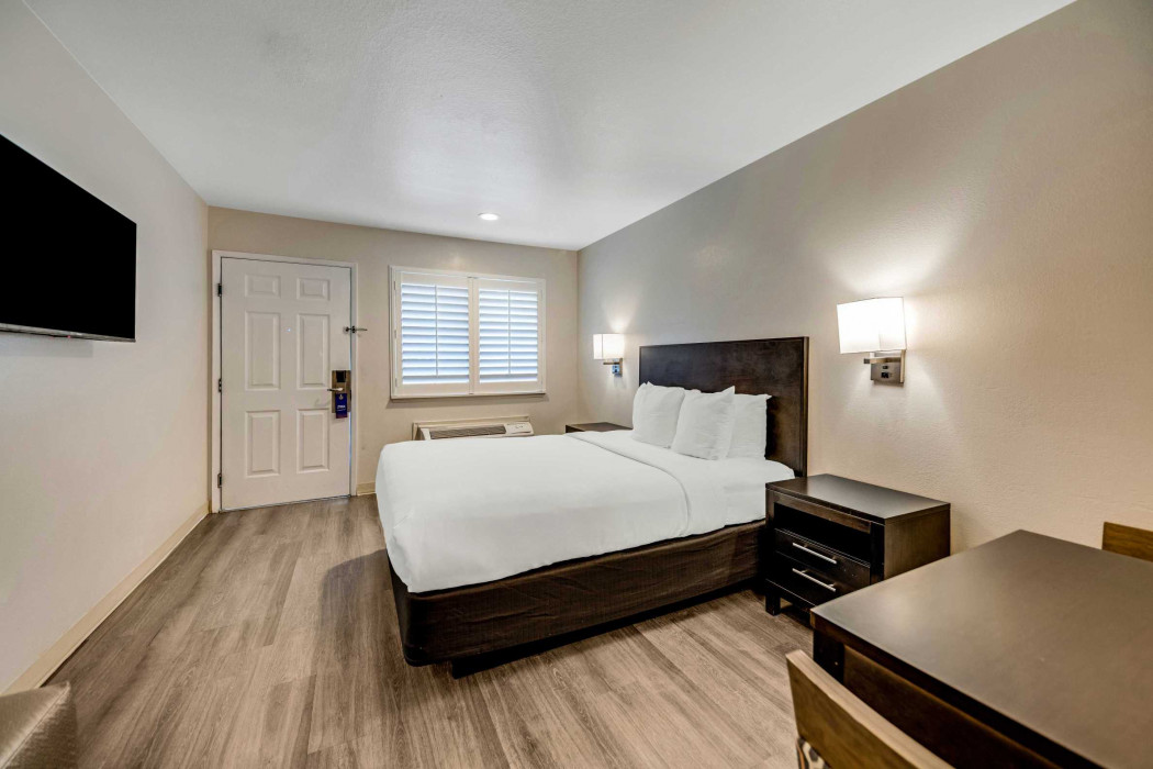 1 King Bed - Non Smoking