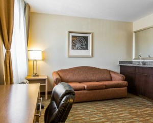 Comfort Inn Santa Cruz - Our Suite with Sitting Area