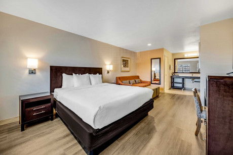 Comfort Inn Santa Cruz Beach Boardwalk Gallery - Bedroom
