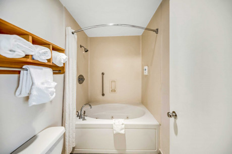 Comfort Inn Santa Cruz Beach Boardwalk Gallery - Bathroom