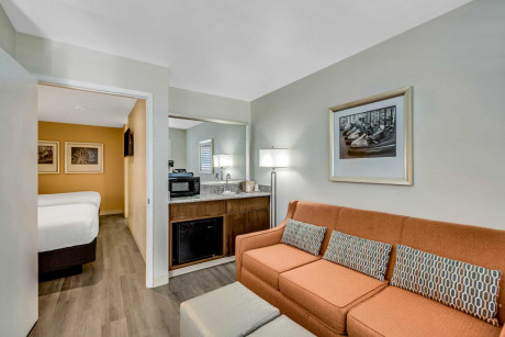 Comfort Inn Santa Cruz Beach Boardwalk Gallery - Bedroom