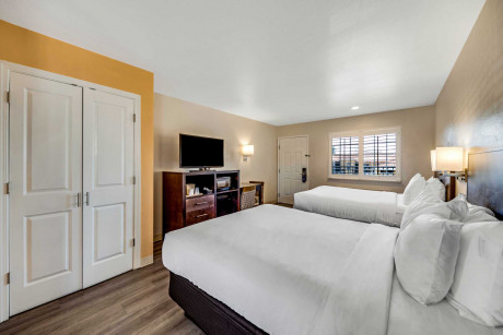 Comfort Inn Santa Cruz Beach Boardwalk Gallery - Bedroom