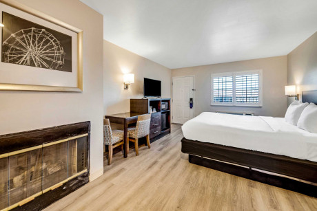 Comfort Inn Santa Cruz Beach Boardwalk Gallery - Bedroom