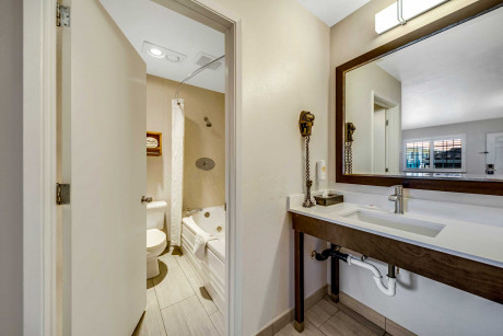 Comfort Inn Santa Cruz Beach Boardwalk Gallery - Bathroom