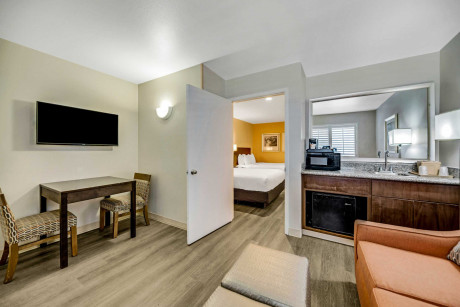 Comfort Inn Santa Cruz Beach Boardwalk Gallery - Bedroom