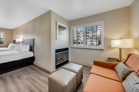 Comfort Inn Santa Cruz Beach Boardwalk Gallery - Bedroom