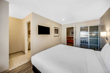 Comfort Inn Santa Cruz Beach Boardwalk Gallery - Bedroom