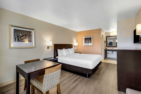 Comfort Inn Santa Cruz Beach Boardwalk Gallery - Bedroom
