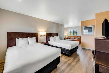 Comfort Inn Santa Cruz Beach Boardwalk Gallery - Bedroom